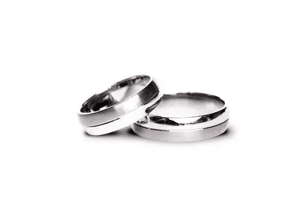 Pereche verighete aur alb cu model cross, spiritualitate și dragoste