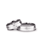 Verighete din aur alb cu profil triunghiular, geometrie pură