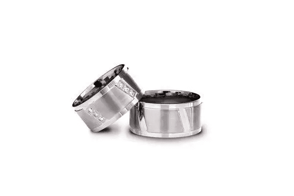 Verighete din aur alb cu profil cathedral setting, pregătirea catedralei